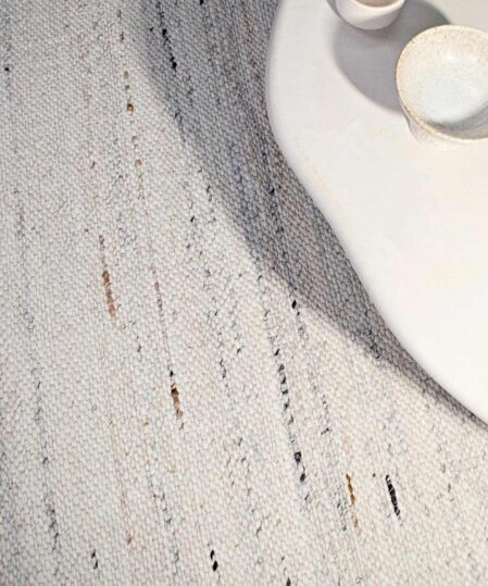 frida-latte-corner-brown-taupe-stans-rug-centre-wool-handwoven-flatweave-texture